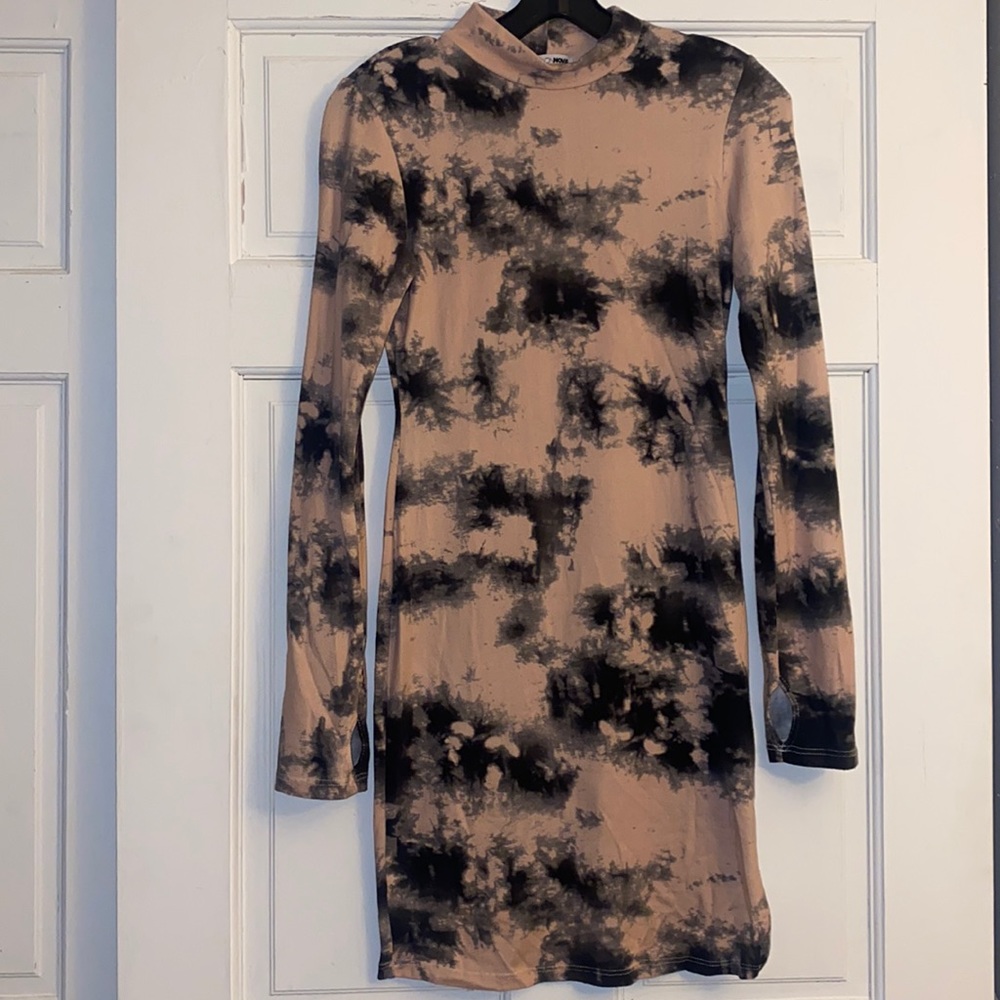 Fashion Nova long sleeved body con dress